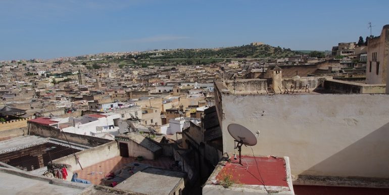 Riad semi-fini avec un jardin