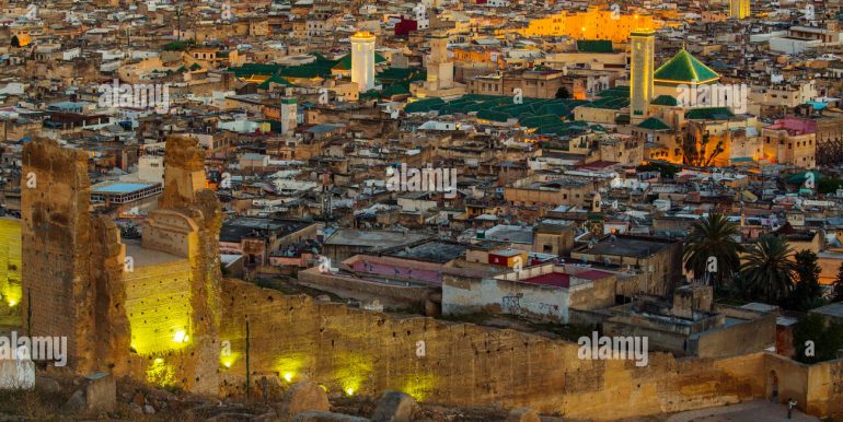 crepuscule-paysage-vue-panoramique-vieille-ville-le-souk-medina-de-fes-fes-el-bali-le-maroc-maghreb-afrique-du-nord-jt0a8y (1)